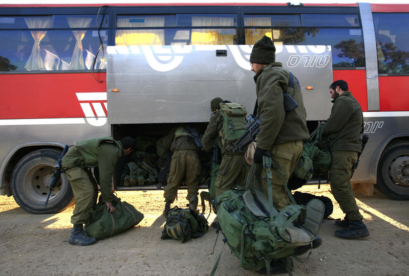 חיילים בעלייה לאוטובוס. המצולמים לא קשורים לכתבה (צילום ארכיון: נתי שוחט/פלאש90) חיילים בעלייה לאוטובוס. המצולמים לא קשורים לכתבה (צילום ארכיון: נתי שוחט/פלאש90)