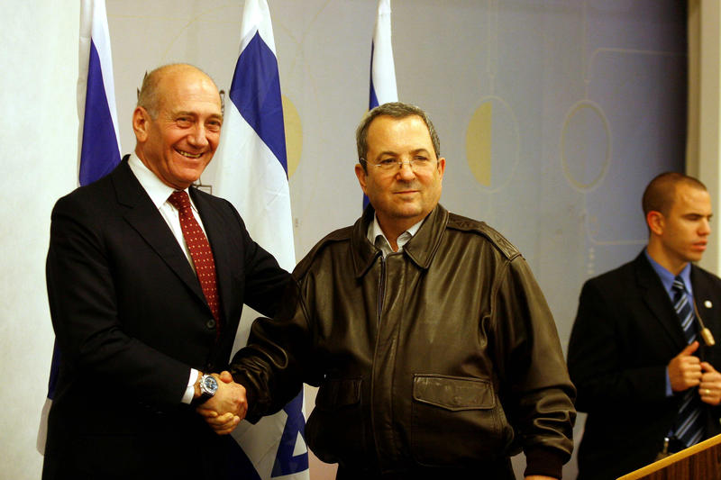 אהוד אולמרט ואהוד ברק בהודעה על הפסקת אש חד צדדית של ישראל שסיימה את מבצע עופרת יצוקה. 17 בינואר 2009 (צילום: רוני שווצר \ פלאש 90)