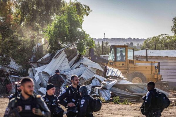 הריסת בית בכפר הלא מוכר ואדי אל חליל שבנגב, מאי 2024 (צילום: אורן זיו/פלאש90)