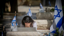 אישה מבכה על קבר בחלקה הצבאית בהר הרצל אחרי ה-7 באוקטובר (צילום: חיים גולדברג/ פלאש90)