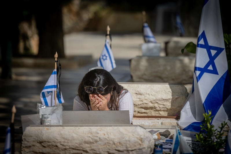 אישה מבכה על קבר בחלקה הצבאית בהר הרצל אחרי ה-7 באוקטובר (צילום: חיים גולדברג/ פלאש90)