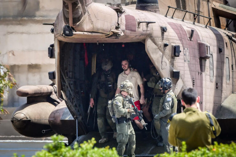 אנדרי קוזלוב יורד ממסוק החילוץ עם שובו מהשבי (צילום: אבשלום ששוני/פלאש 90)