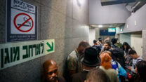 אנשים במקלט בתחנת הרכבת בנתב"ג (צילום: דור פזואלו/פלאש90)