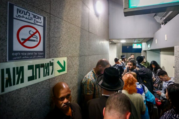 אנשים במקלט בתחנת הרכבת בנתב"ג (צילום: דור פזואלו/פלאש90)