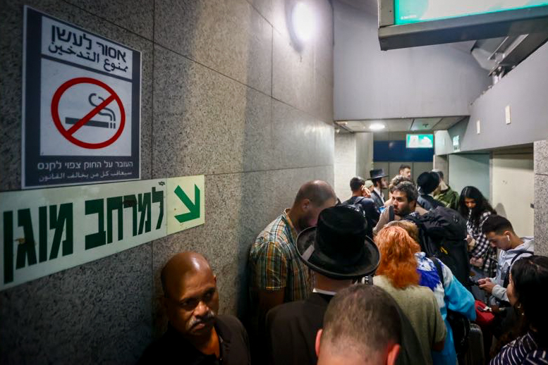 אנשים במקלט בתחנת הרכבת בנתב"ג (צילום: דור פזואלו/פלאש90) אנשים במקלט בתחנת הרכבת בנתב"ג (צילום: דור פזואלו/פלאש90)
