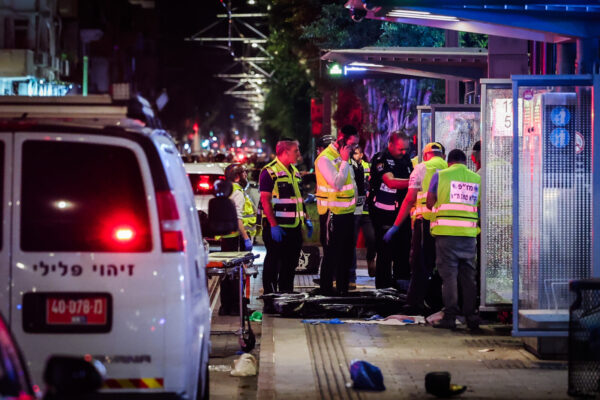 זירת הפיגוע בשדרות ירושלים ביפו (צילום: פלאש 90)