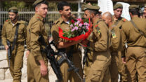 חיילים בלוויתו של יוסף הייב (צילום: איל מרגולין/פלאש90)
