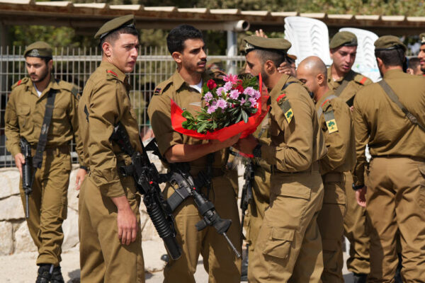 חיילים בלוויתו של יוסף הייב (צילום: איל מרגולין/פלאש90)