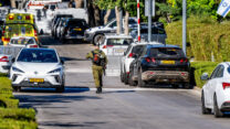 כוחות הביטחון באתר נפילת כטב"ם בקיסריה, סמוך לבית ראש הממשלה (צילום: פלאש 90)