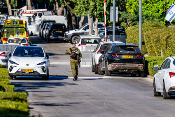 כוחות הביטחון באתר נפילת כטב"ם בקיסריה, סמוך לבית ראש הממשלה (צילום: פלאש 90)