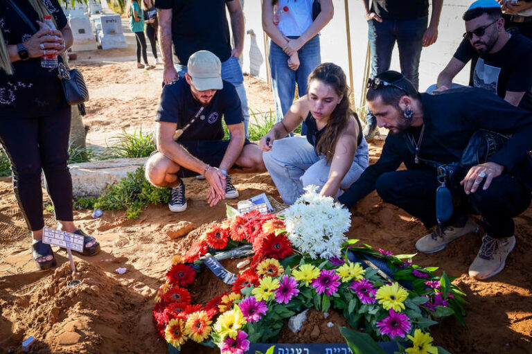 בני משפחתה וחבריה של שיראל גולן ז"ל, ניצולת נובה שמתה מאובדנות, בהלווייתה בבילת העלמין האזורי בתל מונד (צילום: אבשלום ששוני / פלאש 90)