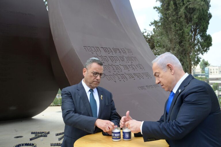 ראש הממשלה בנימין נתניהו וראש העיר ירושלים משה ליאון מדליקים נר באנדרטה לנופלי מלחמת חרבות ברזל בירושלים. צילום: עמוס בן גרשום / לע"מ)