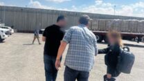 פאוזיה אמין סידו בצאתה מרצועת עזה לאחר החילוץ (צילום: דובר צה״ל ומתאם פעולות הממשלה בשטחים)