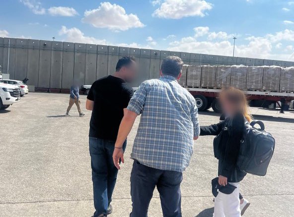 פאוזיה אמין סידו בצאתה מרצועת עזה לאחר החילוץ (צילום: דובר צה״ל ומתאם פעולות הממשלה בשטחים)