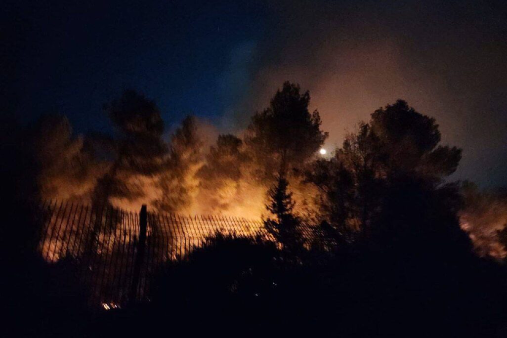 שריפה ליד שלומי כתוצאה מנפילת רקטה (צילום: רשתות חברתיות, שימוש לפי סעיף 7א׳ לזכויות יוצרים) שריפה ליד שלומי כתוצאה מנפילת רקטה (צילום: רשתות חברתיות, שימוש לפי סעיף 7א׳ לזכויות יוצרים)