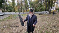 רב העיר קייב, הרב יונתן מרקוביץ', בזירת נפילת הכטב"ם הרוסי בבית הספר היהודי (צילום: רשת חב"ד באוקראינה)