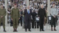 ראש הממשלה בנימין נתניהו לצד שר הביטחון יואב גלנט והרמטכ״ל הרצי הלוי בסיום קורס קצינים בבה״ד 1 (צילום: דובר צה״ל)