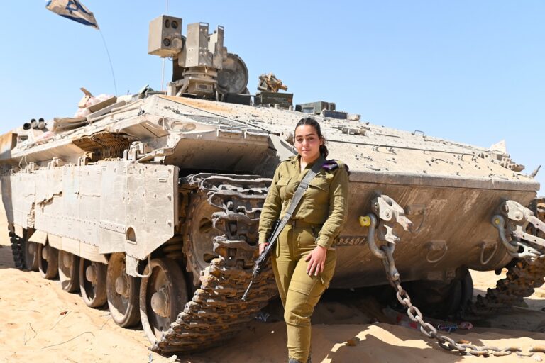עם הנמ"ר. "אני אוהבת להבין איך כל הדברים עובדים, למה נגיד זה מתקלקל, למה זה נשבר, למצוא פתרונות לדברים, לנתח מה קורה, למה זה קרה" (צילום: אור גואטה)