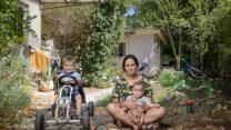 רותם ביבי עם ילדיה (צילום: יונתן בלום)