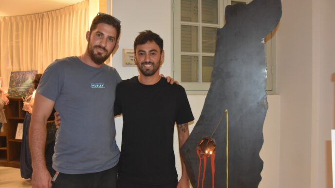 יותם סננס ויאיר לוינשטיין עם יצירתם בתערוכת "אנחנו נובה" (צילום: הדס יום טוב)