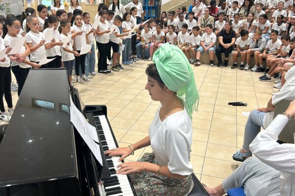 טקס חגי תשרי בבית הספר היסודי לאומנויות שקמים-מעוז בשדרות (צילום: בית הספר שקמים-מעוז)