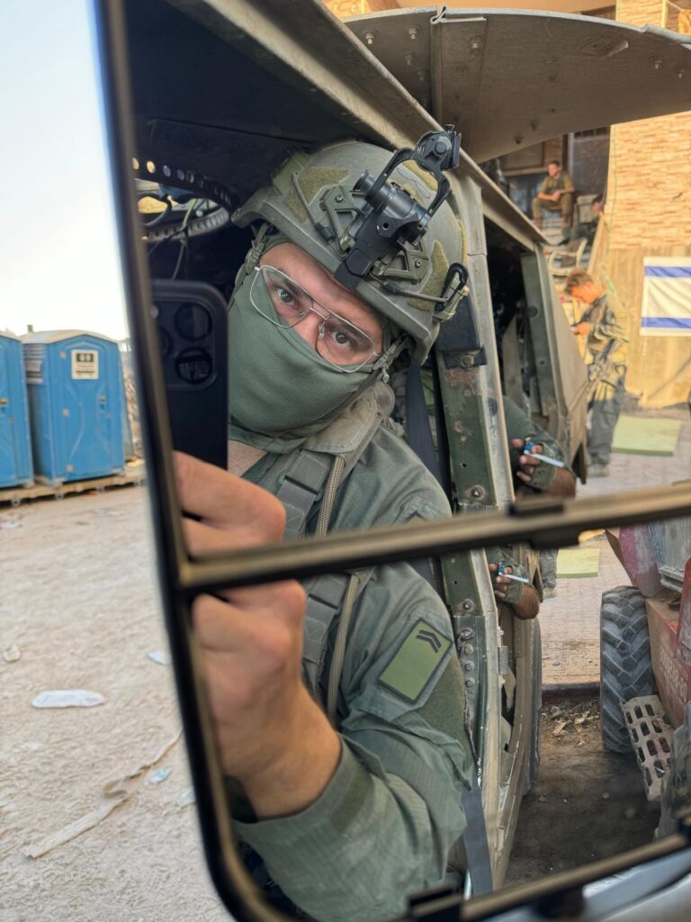 בשטח. "לפעמים באותם מקומות שבהם נהרגו אנשים, באותו ציר ואפילו באותו בניין, אנחנו היינו יומיים לפני. זו תחושה קשה" (צילום: אלבום פרטי)