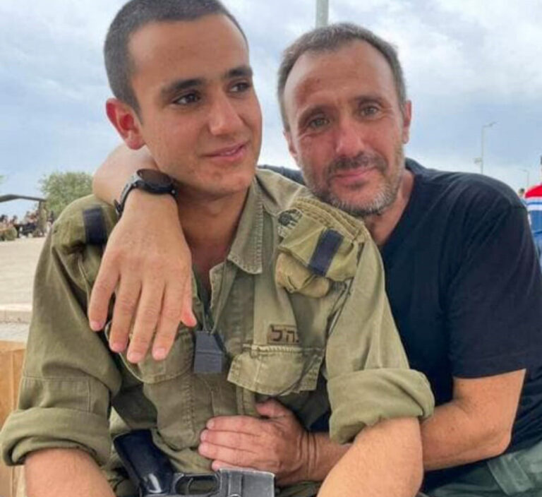 אבי הרוש ובנו ריף. "הרופא אמר שלא סבלת. אולי אפילו לא הרגשת. ואז הוא פנה לאמא שלך ואמר: ריף היה כל כך יפה" (צילום: אלבום פרטי)