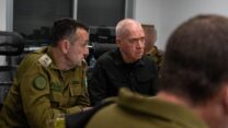 שר הביטחון גלנט והרמטכ"ל הלוי בבור הפיקוד של צה"ל הערב, במהלך המתקפה האיראנית (צילום: אריאל חרמוני, משרד הביטחון)