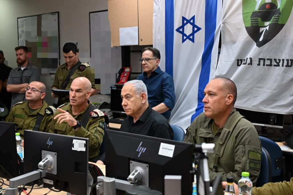 ראש הממשלה בנימין נתניהו בשיחה עם אלוף פיקוד הצפון אורי גורדין וקציני צה"ל בגבול לבנון (צילום: חיים צח / לע"מ) ראש הממשלה בנימין נתניהו בשיחה עם אלוף פיקוד הצפון אורי גורדין וקציני צה"ל בגבול לבנון (צילום: חיים צח / לע"מ)
