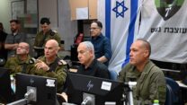 ראש הממשלה בנימין נתניהו בשיחה עם אלוף פיקוד הצפון אורי גורדין וקציני צה"ל בגבול לבנון (צילום: חיים צח / לע"מ)