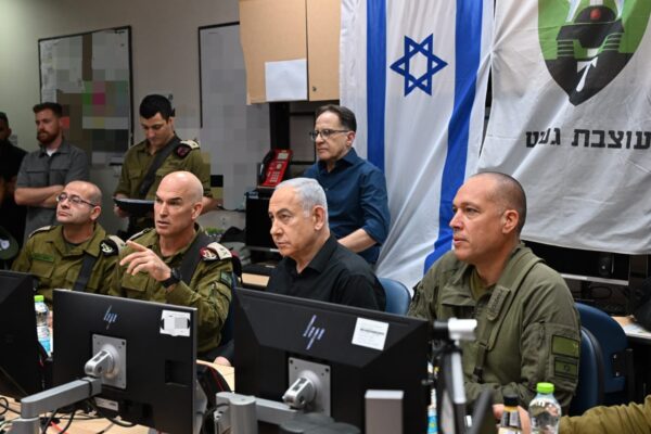 ראש הממשלה בנימין נתניהו בשיחה עם אלוף פיקוד הצפון אורי גורדין וקציני צה"ל בגבול לבנון (צילום: חיים צח / לע"מ)