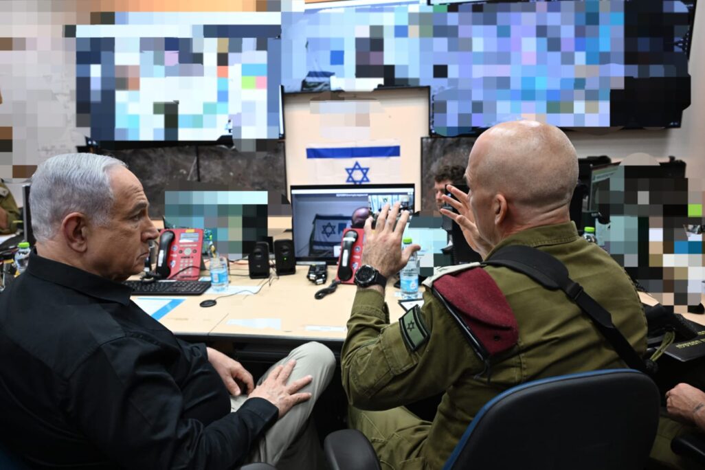 ראש הממשלה בנימין נתניהו בשיחה עם אלוף פיקוד הצפון אורי גורדין וקציני צה"ל בגבול לבנון (צילום: חיים צח / לע"מ) ראש הממשלה בנימין נתניהו בשיחה עם אלוף פיקוד הצפון אורי גורדין וקציני צה"ל בגבול לבנון (צילום: חיים צח / לע"מ)