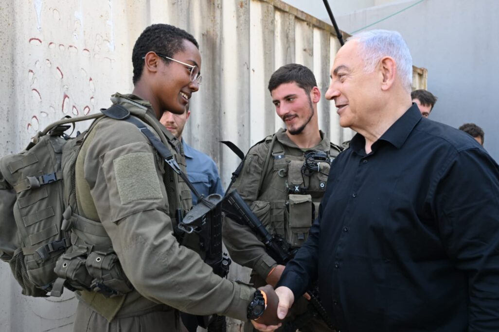 נתניהו עם לוחמי צה"ל בגבול לבנון (צילום: חיים צח / לע"מ) נתניהו עם לוחמי צה"ל בגבול לבנון (צילום: חיים צח / לע"מ)