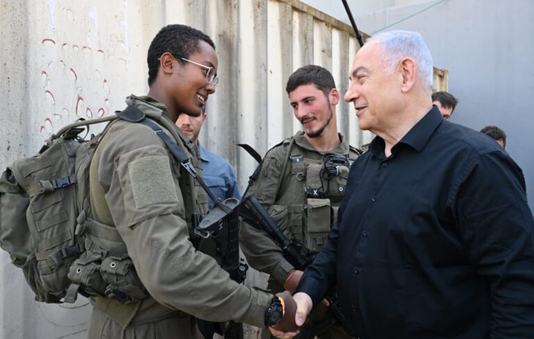 נתניהו עם לוחמי צה"ל בגבול לבנון (צילום: חיים צח / לע"מ)