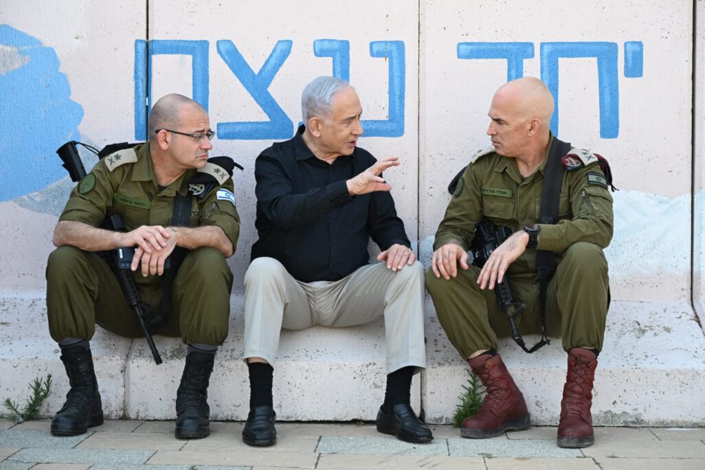 ראש הממשלה בנימין נתניהו בשיחה עם אלוף פיקוד הצפון אורי גורדין בגבול לבנון (צילום: חיים צח / לע"מ) ראש הממשלה בנימין נתניהו בשיחה עם אלוף פיקוד הצפון אורי גורדין בגבול לבנון (צילום: חיים צח / לע"מ)