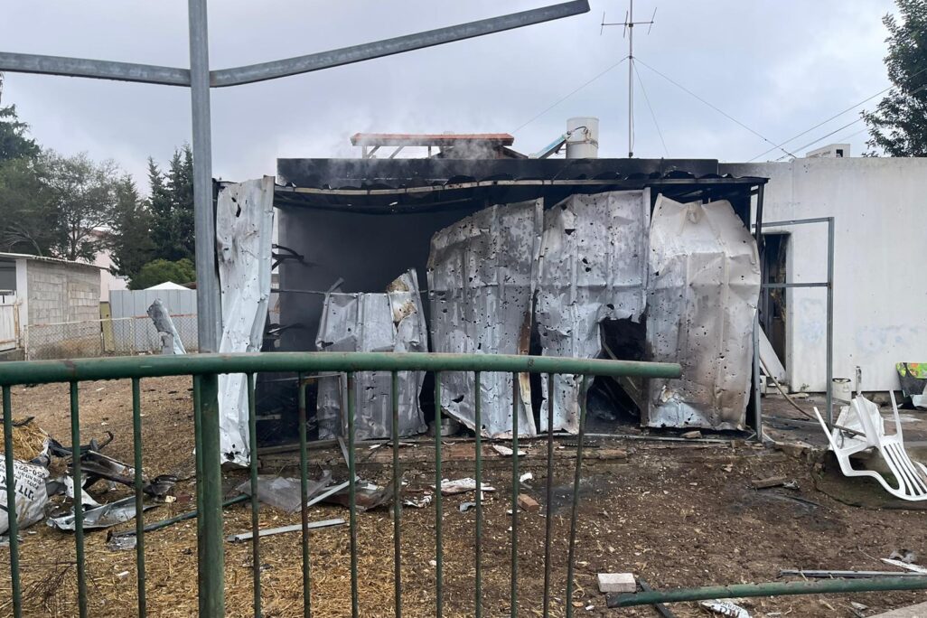 פגיעה ישירה של רקטה במבנה במעלות תרשיחא (צילום: עיריית מעלות תרשיחא)