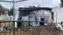 פגיעה ישירה של רקטה במבנה במעלות תרשיחא (צילום: עיריית מעלות תרשיחא)