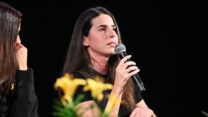 ספיר כהן בערב עדויות בכיכר החטופים (צילום: מטה משפחות החטופים והנעדרים)