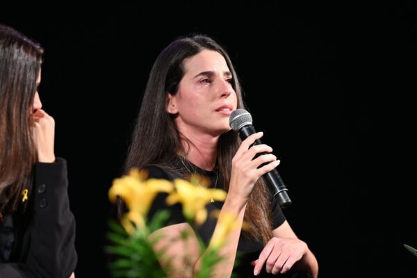 ספיר כהן בערב עדויות בכיכר החטופים (צילום: מטה משפחות החטופים והנעדרים)