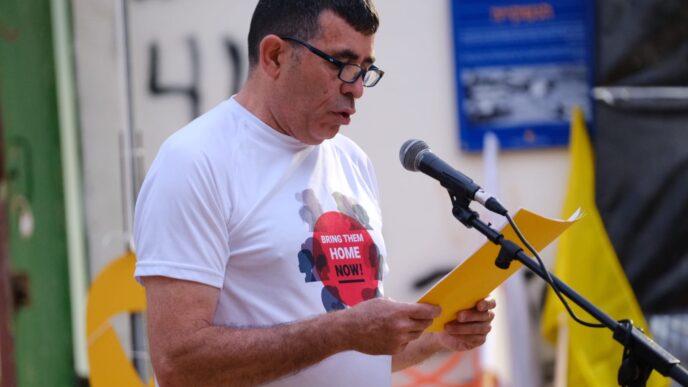 ציון רגב, מנהל קהילת כפר עזה, בקריאת יזכור לציון שנה לטבח 7 באוקטובר (צילום: דוד טברסקי)