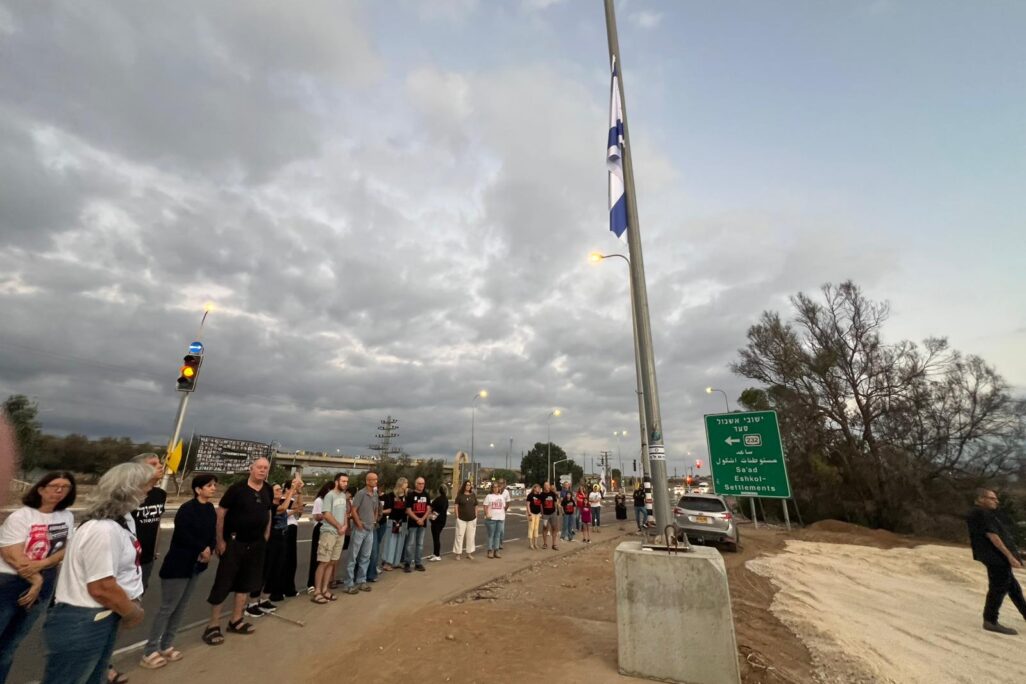 הורדת דגל המדינה לחצי התורן בצומת הקשתות בשער הנגב (צילום: שי ששון) הורדת דגל המדינה לחצי התורן בצומת הקשתות בשער הנגב (צילום: שי ששון)