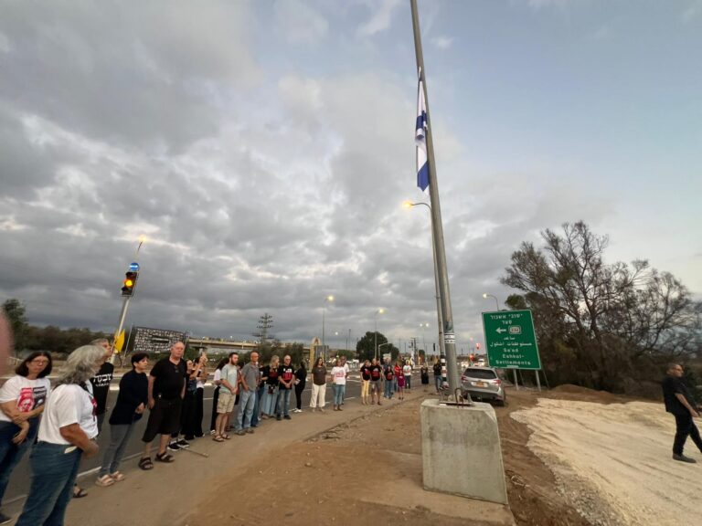 הורדת דגל המדינה לחצי התורן בצומת הקשתות בשער הנגב (צילום: שי ששון)