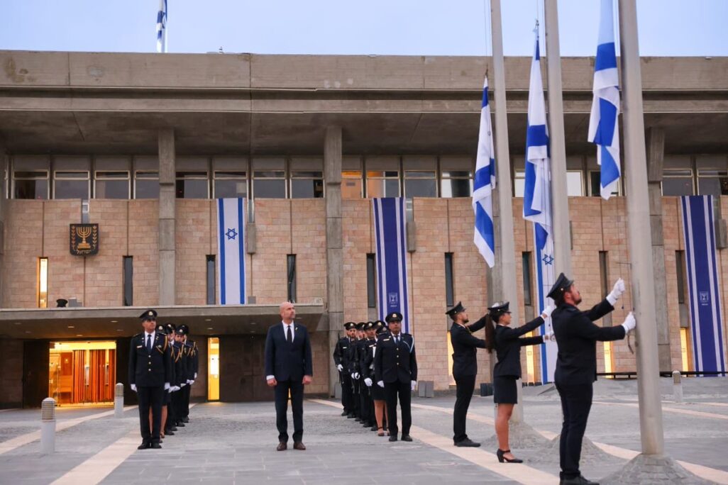 הורדת דגלי הלאום לחצי התורן ברחבת משמר הכנסת (צילום: דוברות הכנסת) הורדת דגלי הלאום לחצי התורן ברחבת משמר הכנסת (צילום: דוברות הכנסת)