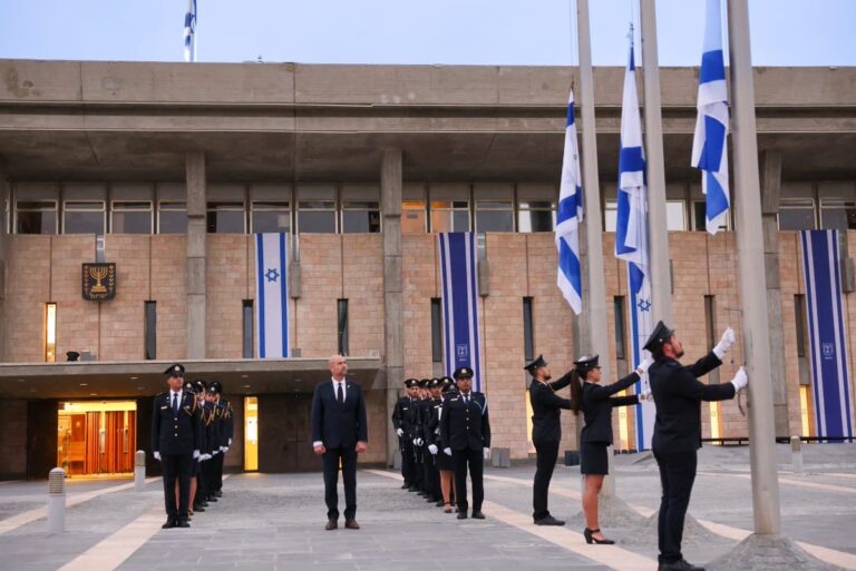 הורדת דגלי הלאום לחצי התורן ברחבת משמר הכנסת (צילום: דוברות הכנסת)