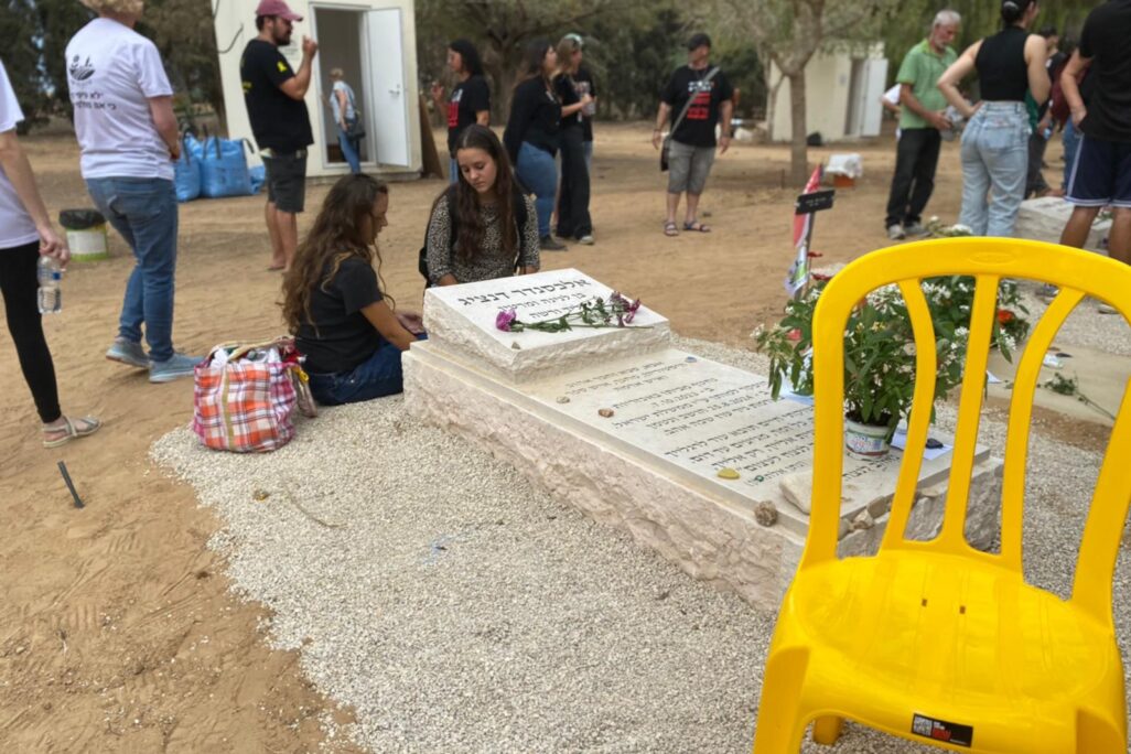 קברו של אלכס דנציג (צילום: יהל פרג') קברו של אלכס דנציג (צילום: יהל פרג')
