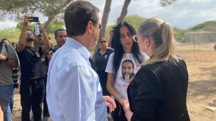 נשיא המדינה יצחק הרצוג ואשתו מיכל עם עינב צנגאוקר, אימו של מתן שנחטף לעזה, בטקס הזיכרון בניר עוז (צילום: יהל פרג')