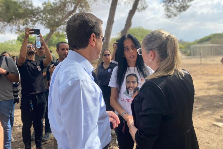 נשיא המדינה יצחק הרצוג ואשתו מיכל עם עינב צנגאוקר, אימו של מתן שנחטף לעזה, בטקס הזיכרון בניר עוז (צילום: יהל פרג')