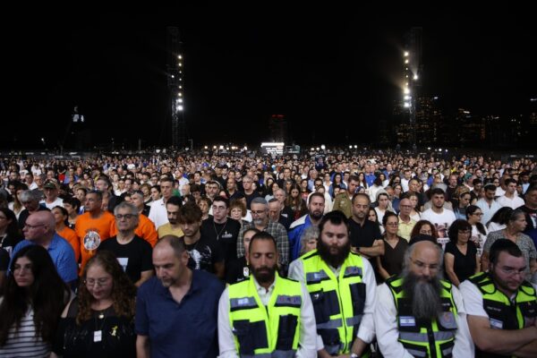הקהל בטקס הלאומי לציון שנה לטבח 7 באוקטובר (צילום: טקס הזיכרון הלאומי)