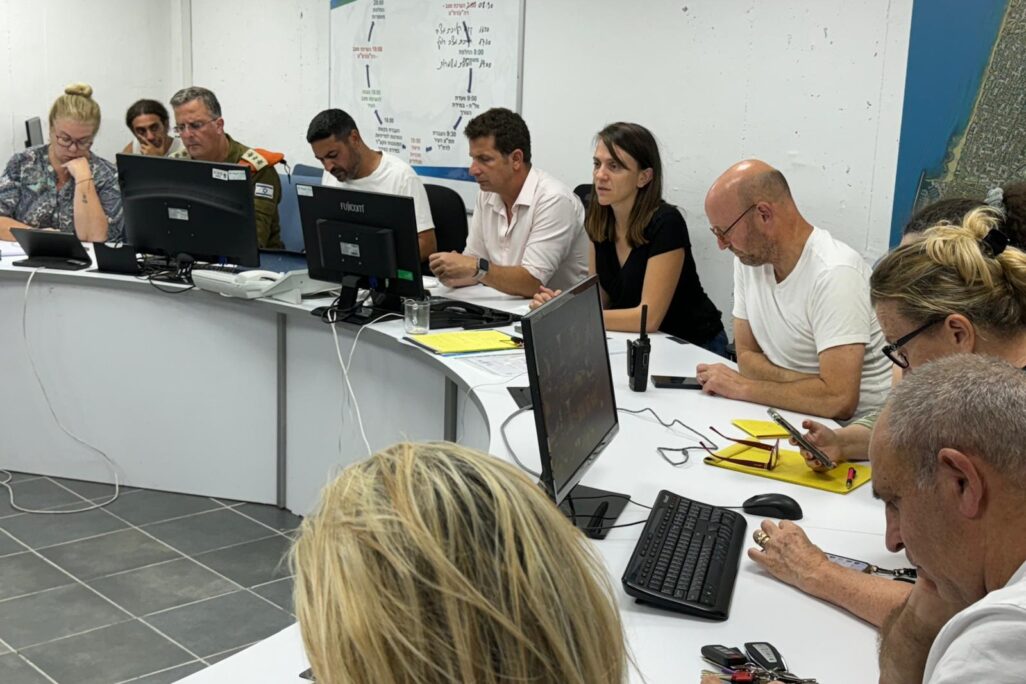 ישיבה בעיריית הרצליה לאחר פגיעת כטב"מ בבניין בעיר (צילום: דוברות עיריית הרצליה)