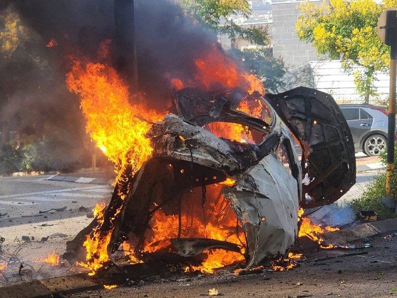 מכונית עולה באש בכרמיאל בעקבות מטח לעיר (צילום: מתוך רשתות חברתיות, שימוש לפי סעיף 27א לחוק זכויות יוצרים) מכונית עולה באש בכרמיאל בעקבות מטח לעיר (צילום: מתוך רשתות חברתיות, שימוש לפי סעיף 27א לחוק זכויות יוצרים)